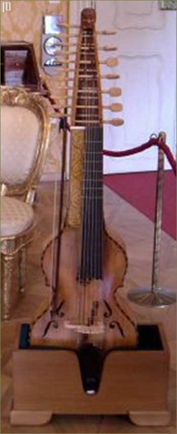 Moderna kopija guda�kog instrumenta baryton koji danas gotovo i nije u upotrebi. Baryton je bio omiljeni instrument Nikolausa I.
