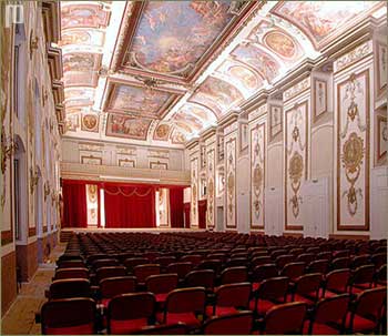Haydnsaal – prelijepa koncertna dvorana u kojoj ima 600 sjeda�ih mjesta u publici. Zimi se ne grije kako bi se o�uvale vrijedne freske na zidovima, pa kocnertna sezona traje od travnja do listopada. Redovito se odr�avaju koncerti, a dvorana se mo�e i unajmiti. 