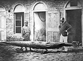 http://upload.wikimedia.org/wikipedia/commons/thumb/3/3e/Robert_Whitehead_with_battered_test_torpedo_Fiume_c1875.jpg/250px-Robert_Whitehead_with_battered_test_torpedo_Fiume_c1875.jpg