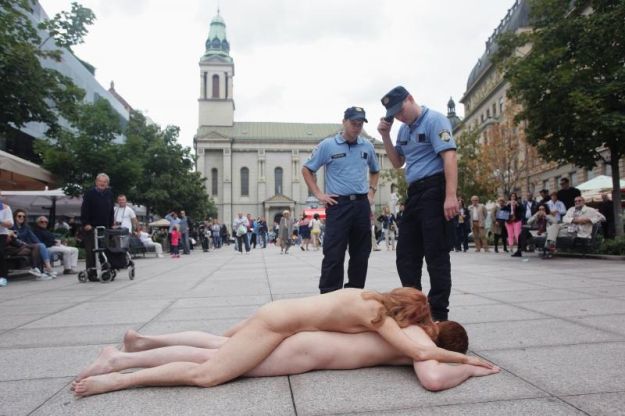 Le�ali potpuno goli na Cvjetnom trgu, privela ih policija (18+)